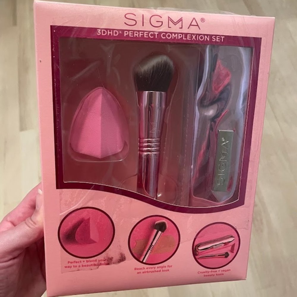 NIB Sigma 3DHD Perfect Complexion Set (includes brush, sponge, and makeup bag)